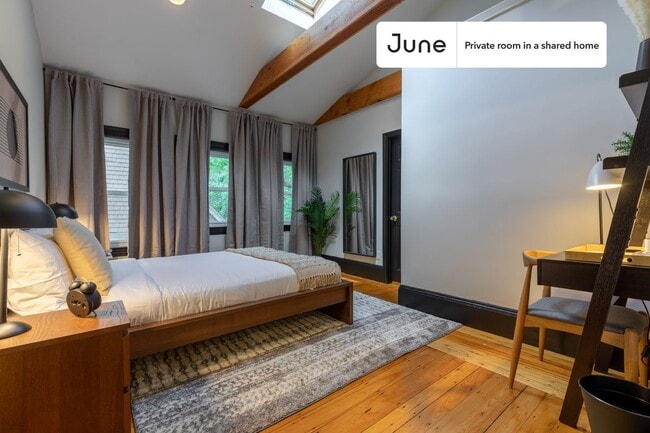 Building Photo - Private bedroom in 5 bed/2 bath Home