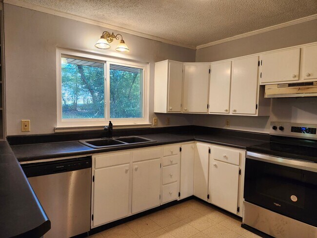 Foto del edificio - Spacious 3 Bedroom 2 bath townhome off 58 ...