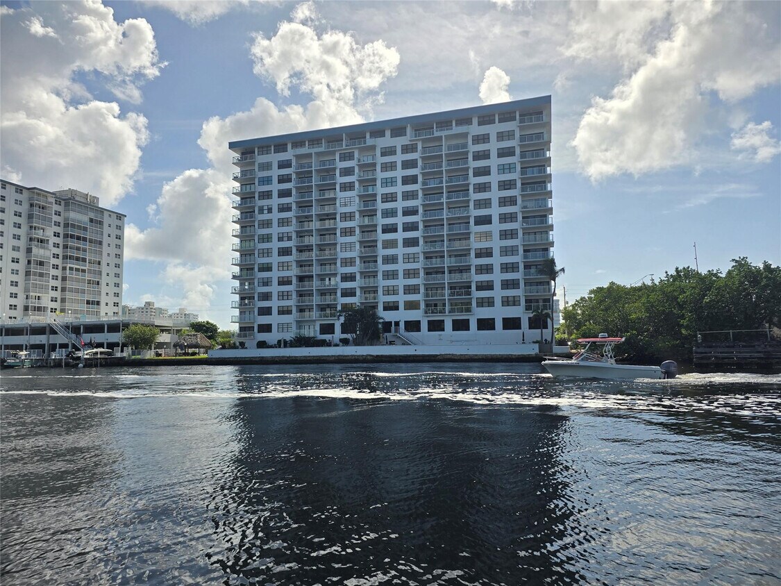 Primary Photo - 1401 N Riverside Dr