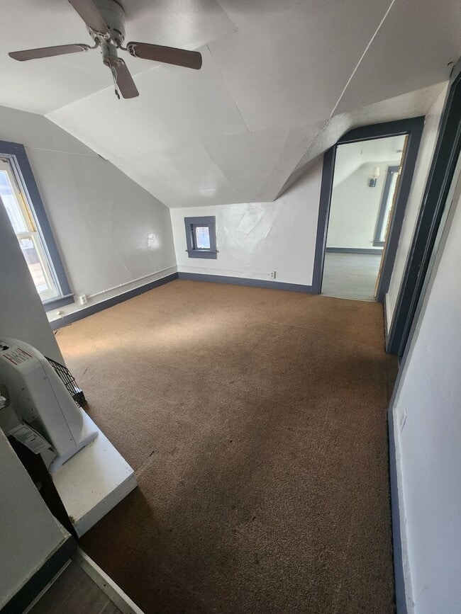 Building Photo - Upper 2 bedroom unit