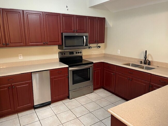 Foto del edificio - Newly Renovated Home Available for July!