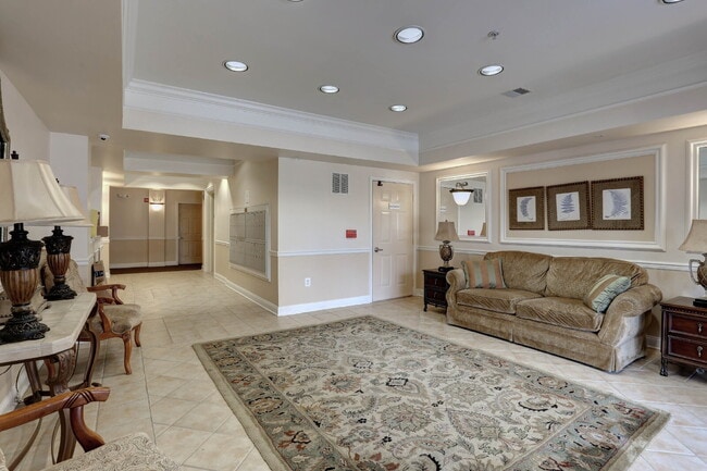 Building Photo - 2BD/2BA Fabulous River Hill Condo