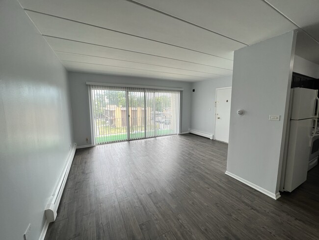 Building Photo - 9528 Mansfield Ave