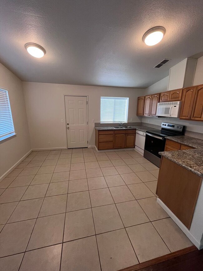 Foto del edificio - NICE UPDATED HOME IN ELK GROVE!!