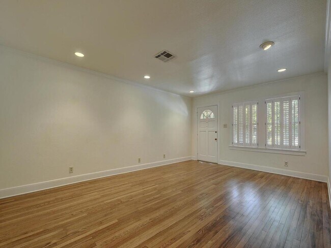 Foto del edificio - 2204 Tower Dr