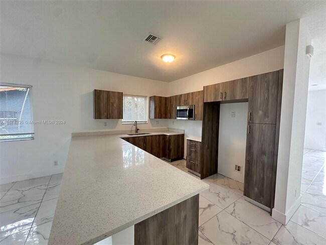 Foto del edificio - 2305 NW 6th Pl