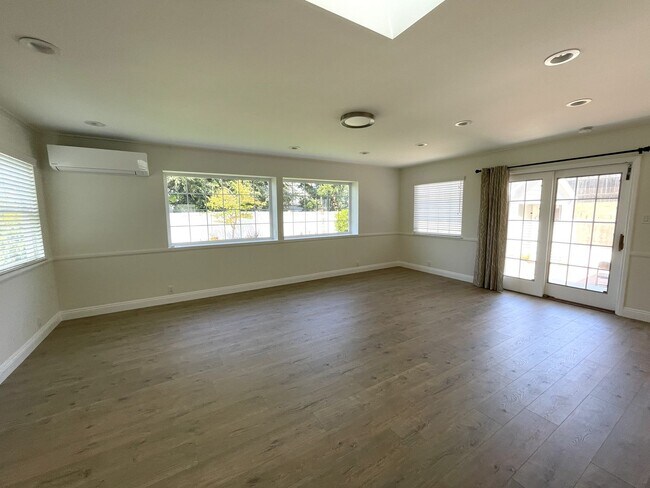 Foto del edificio - Charming updated 3-bedroom home with a/c near Victor Park