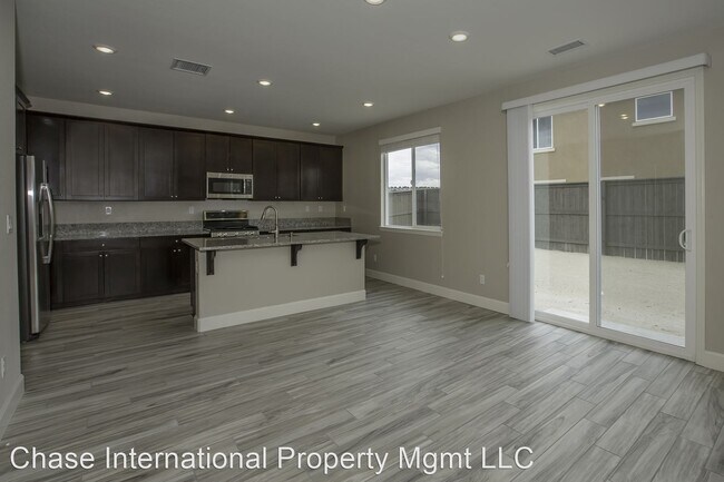 Foto del edificio - 4 br, 3.5 bath House - 7166 Eldridge Street
