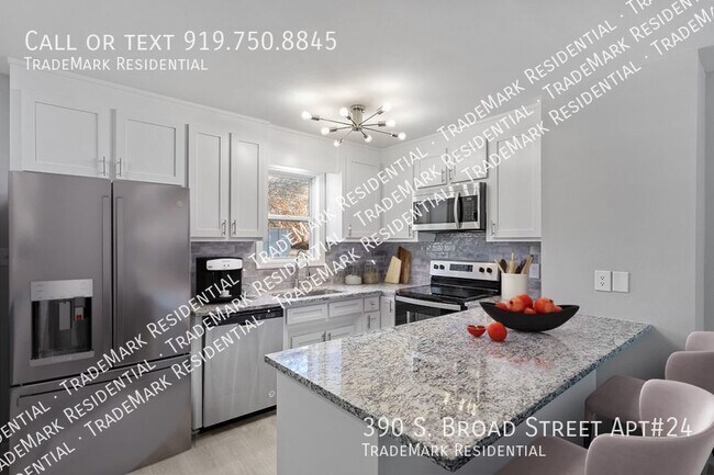 Building Photo - Beautiful NEWLY RENOVATED Townhome in the ...