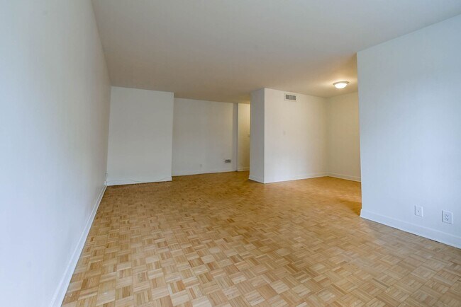 Building Photo - 3555 Chem. de la Côte-des-Neiges
