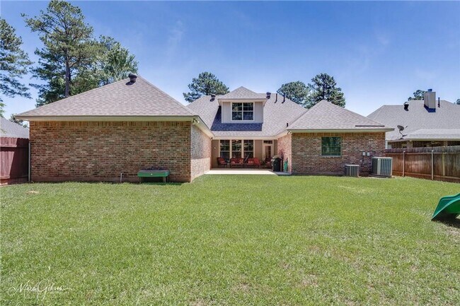 Foto del edificio - 416 Dogwood S Ln