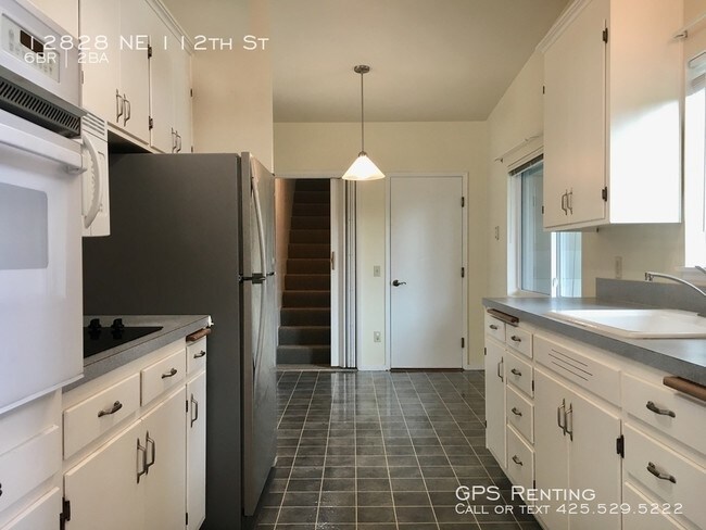 Building Photo - 6 Bedroom Home In Kirkland!