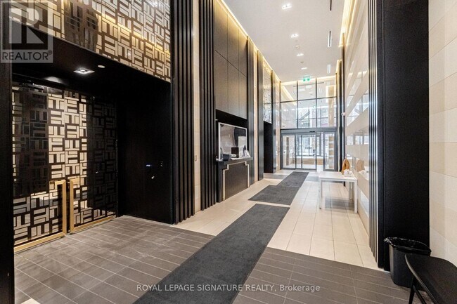 Building Photo - 501 Yonge St