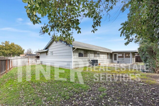 Foto del edificio - Charming 3-Bedroom Home with New Flooring ...