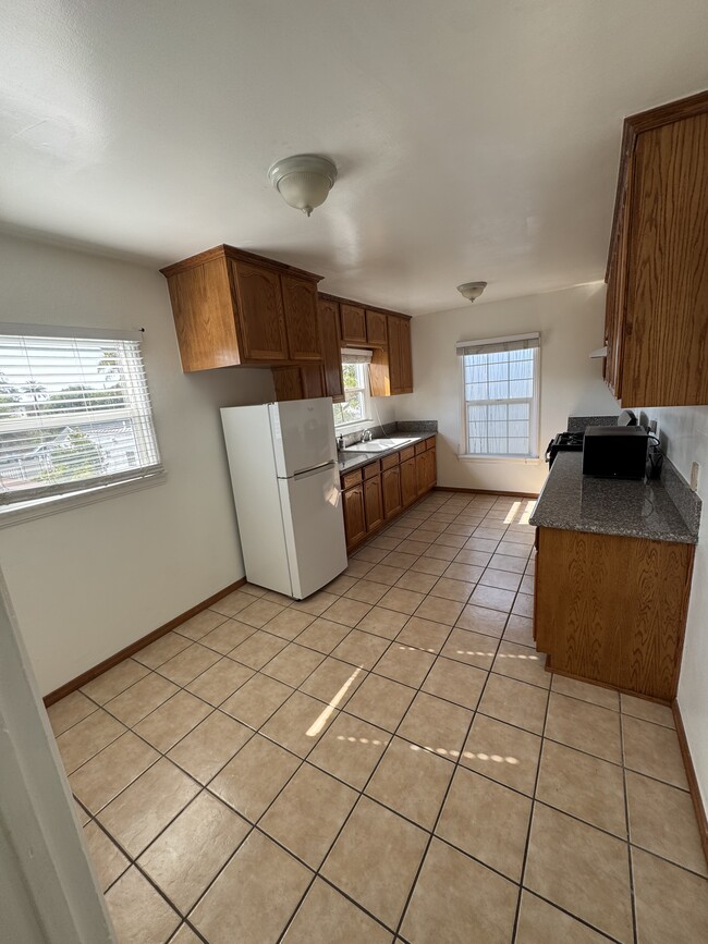 Large Kitchen - 1835 Euclid St