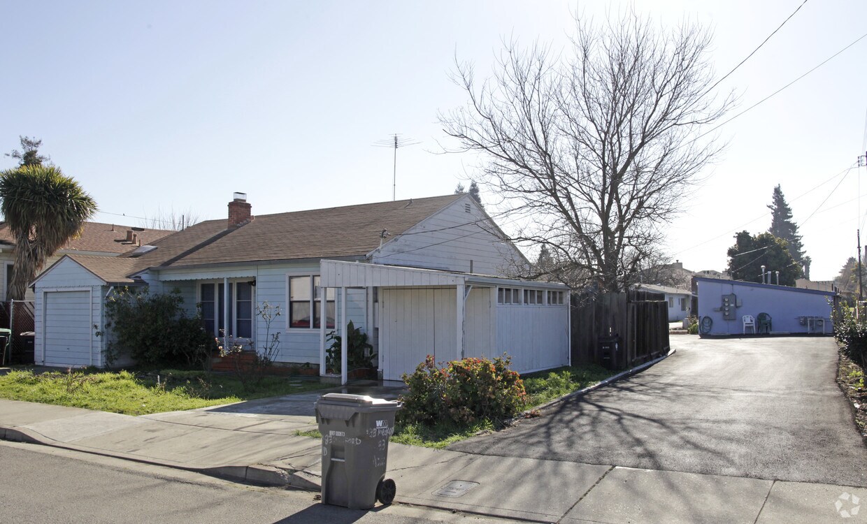 Primary Photo - 181-189 Medford Ave