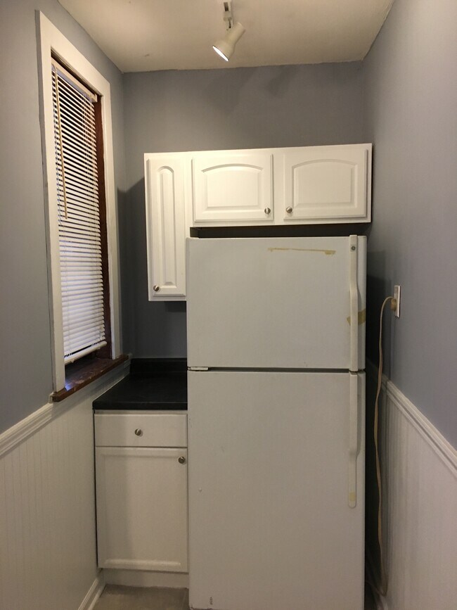 Kitchen - 2935 W Grace St