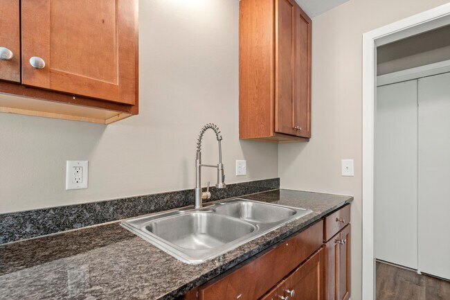 Building Photo - The Avenue Apartments
