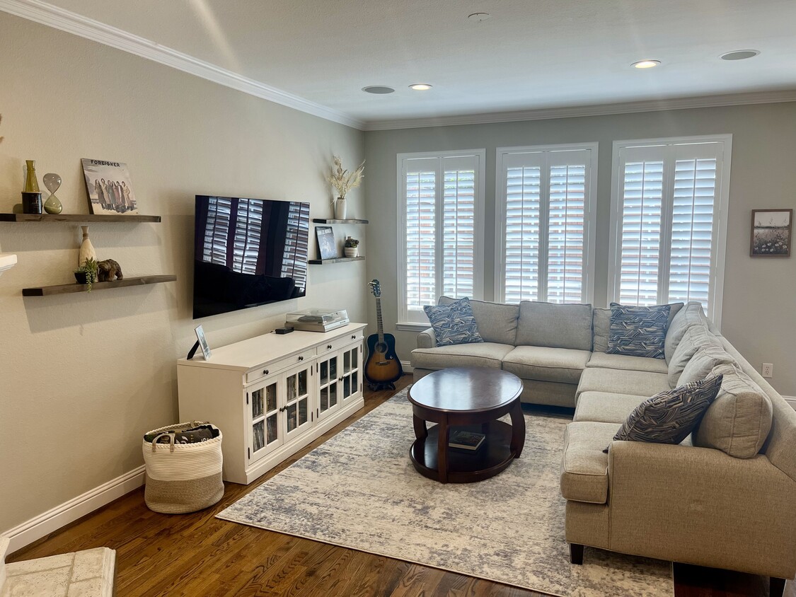 Living room - 5620 Belmont Ave