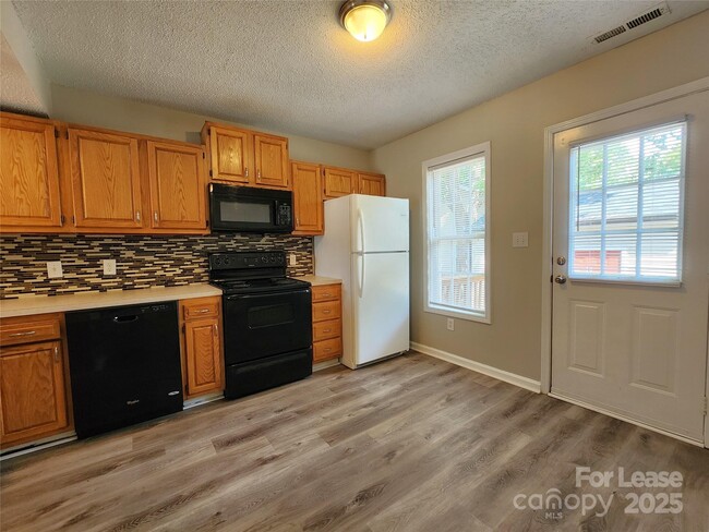 Building Photo - 268 Southcircle Dr NW