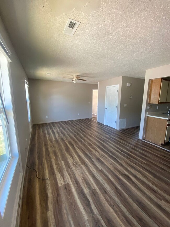 Building Photo - Affordable 2 Bedroom 1 Bath Apartments