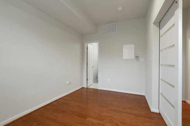 Building Photo - Stylish & Eco Friendly Townhome in Prime D...