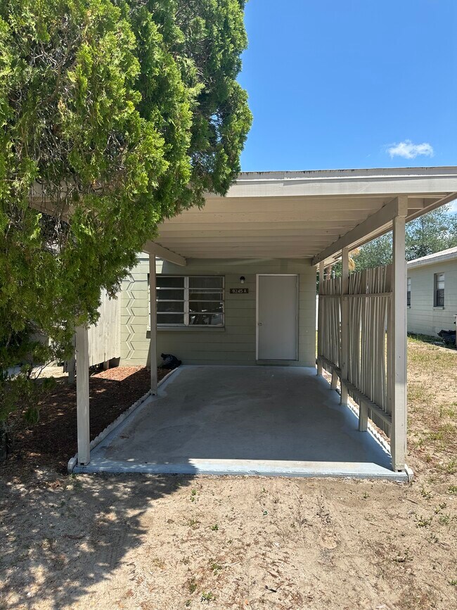 Building Photo - 9241 Overlook Dr