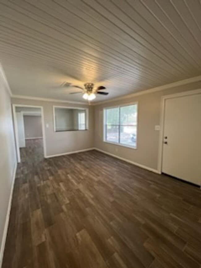 Building Photo - 3 Bed, 1.5 Bathroom, House available for R...