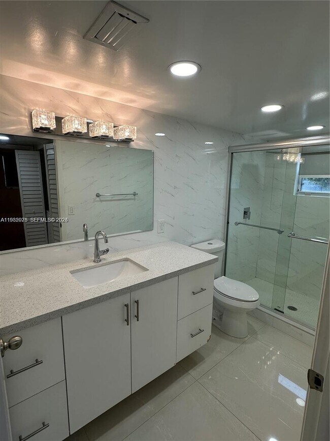 Foto del edificio - 8255 Lake Dr