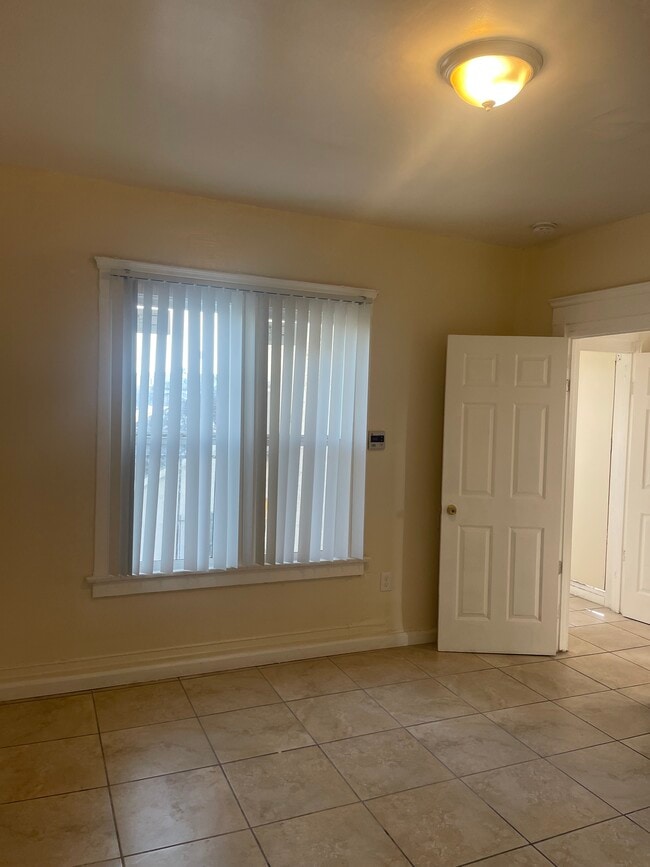 Building Photo - 705 W 41st Pl