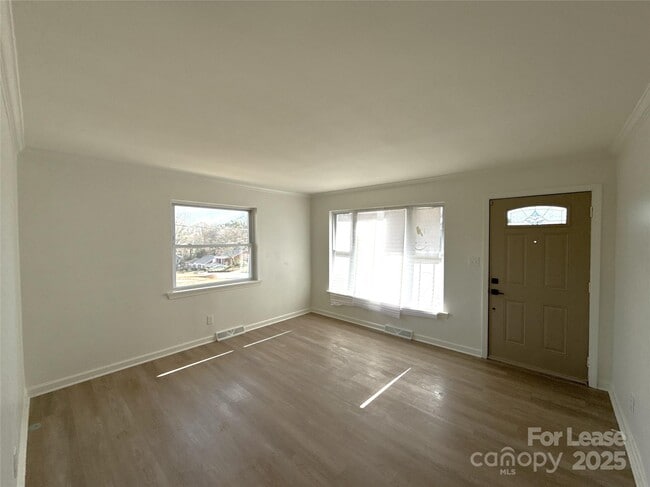 Building Photo - 1928 Russell Ave