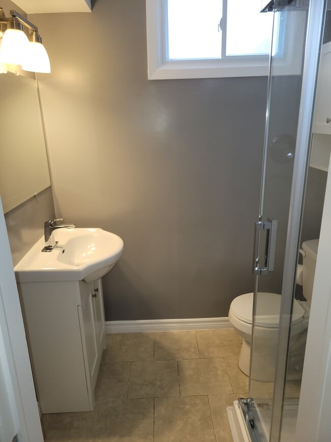 3 PC bathroom - 89 Blythwood Rd