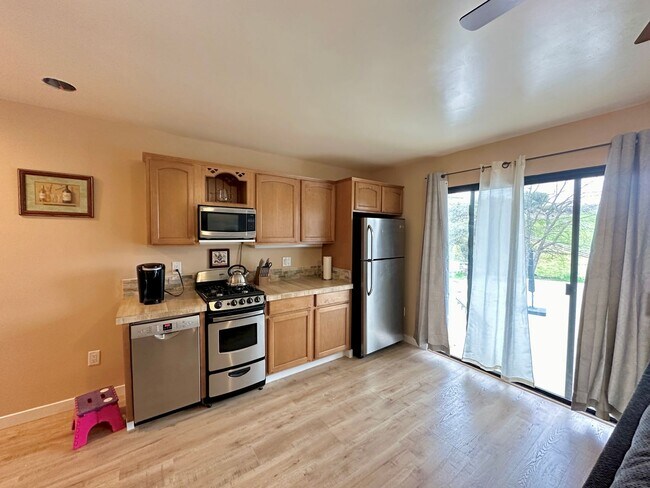 Foto del edificio - Quiet 1 Bedroom 1 Bathroom Furnished Apart...