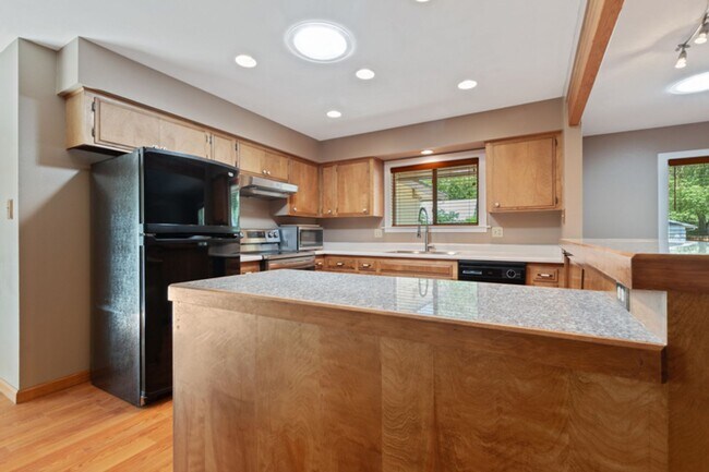 Building Photo - Move In Ready Northwest Reno