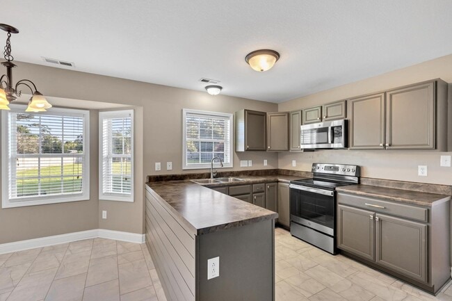 Building Photo - 3 bedroom with BONUS! Fenced Yard $500 off MOVE IN SPECIAL!
