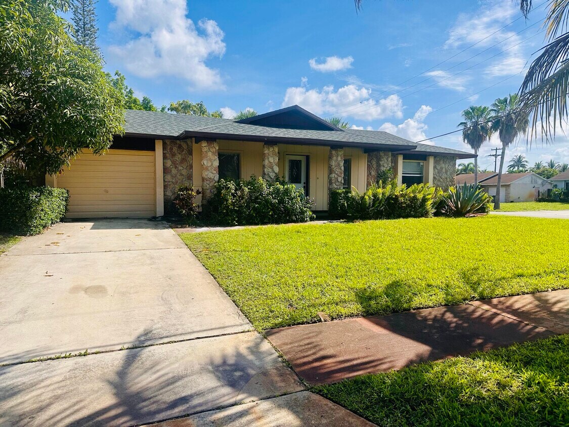 Foto principal - 6245 Saxon Blvd