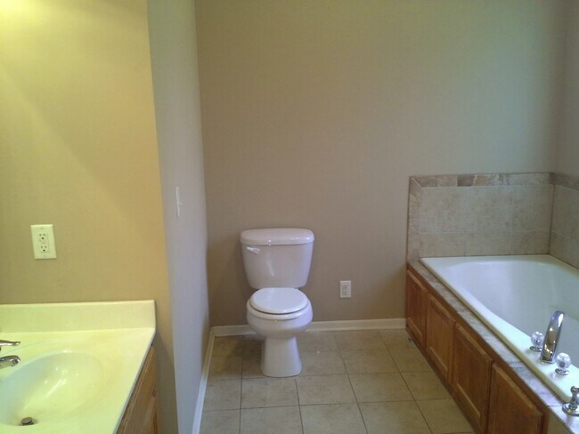Foto del edificio - Large 5 bedroom raised ranch