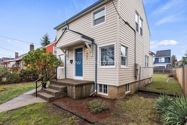 Building Photo - Updated 3 bedroom, 3 Level Home near New S...