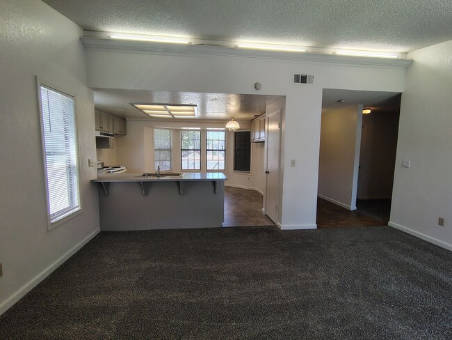 Building Photo - 932 Inez Dr