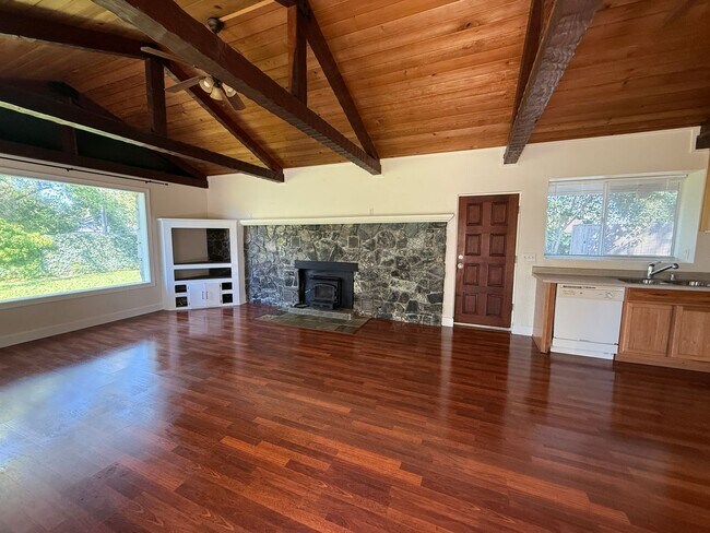 Foto del edificio - Charming Auburn Retreat with Vaulted Ceilings & Stone Fireplace