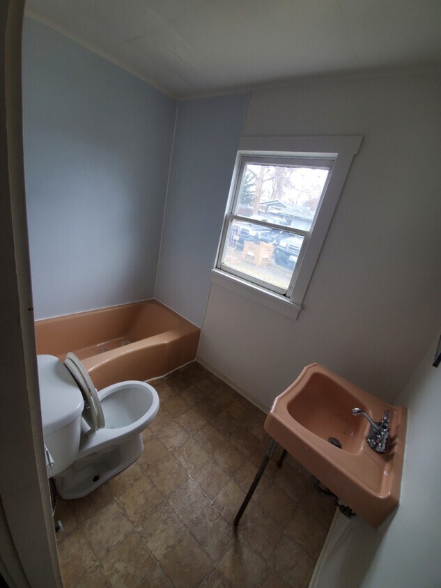 Bathroom - 414 N 16th Ave