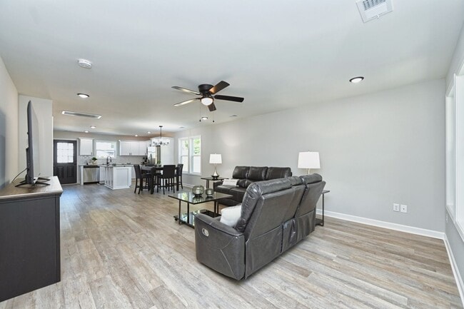 Foto del edificio - Like New and Move In Ready!