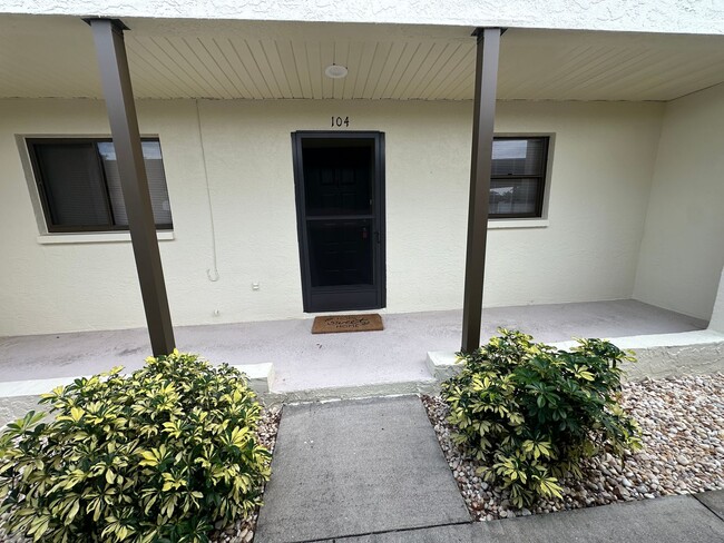 Building Photo - 2 Bedrooms 2 Bathrooms Condo SE Cape Coral...