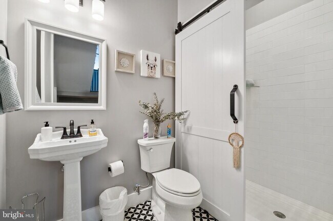 Foto del edificio - This meticulously cared-for residence, constructed in 2021 by Danforth Homes, presents everything...