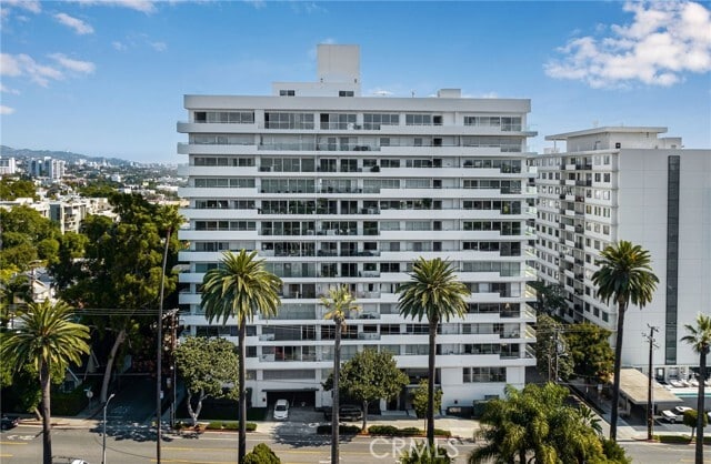 Building Photo - 838 N Doheny Dr