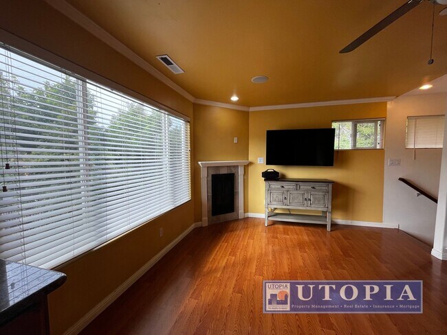 Building Photo - Stylish 3 Bedroom, 3 Bathroom Located in S...