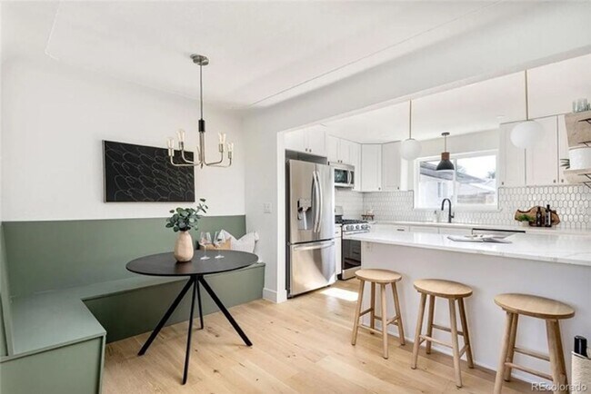 Building Photo - Recently Renovated 2Bd 1Ba Duplex with W/D and Central AC!