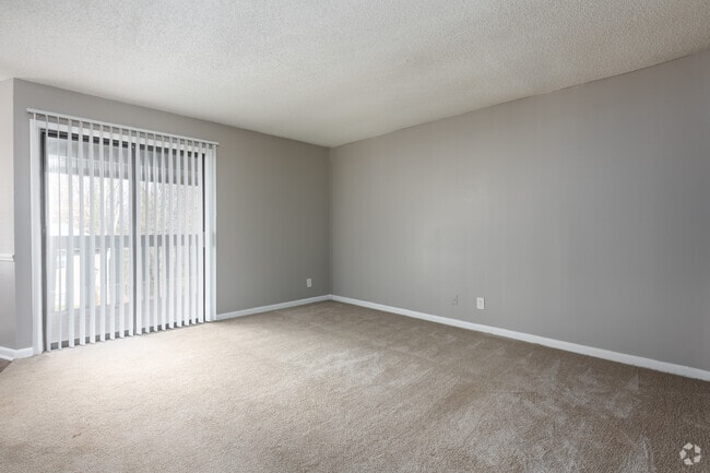 1 habitación, 1 baño - Sala de estar - Hunt Club Apartments, LLC