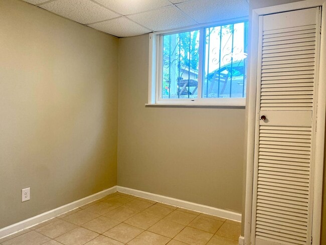 Building Photo - Webster Apartments - Newly Renovated 1 Bed...