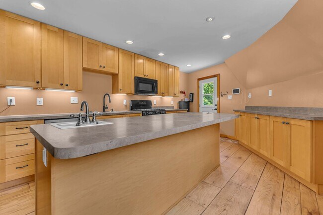 Building Photo - One-of-a-Kind 4 BR Retreat on Nearly 13 Pr...